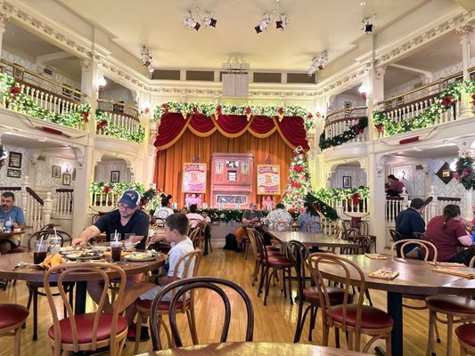 The Diamond Horseshoe by null