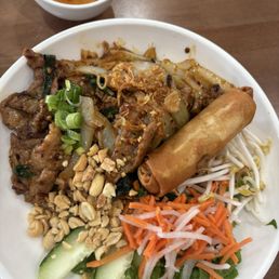 Bun Heo Xao Cha Gio - Pork W/ Eggroll Vermicelli