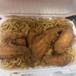 Lo Mein with Fried Chicken Lo Mein with Fried Chicken