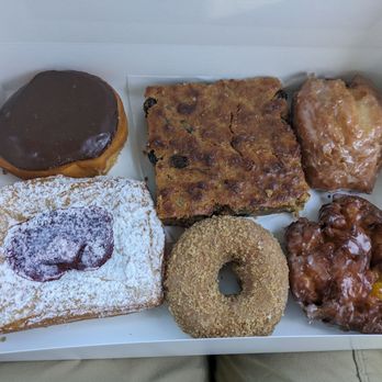 Donut Tyme - A mixed half dozen showcasing their variety - Donuts Near Me - Las Vegas, Nevada Donut Tyme - A mixed half dozen showcasing their variety - Donuts Near Me - Las Vegas, Nevada