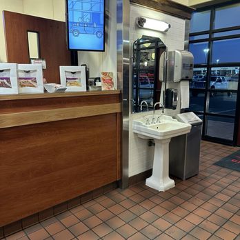 Smithfield's Chicken 'N Bar-B-Q - Sink in the dining area - Barbeque Near Me - Nashville, North Carolina