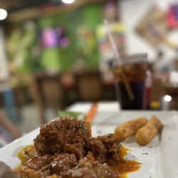 Rabo encendido acompañado con cocacola