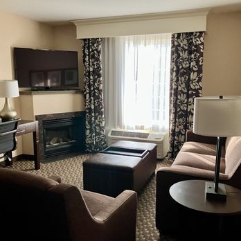 Comfort Suites - living room with gas fireplace - Hotels Near Me - Corvallis, Oregon