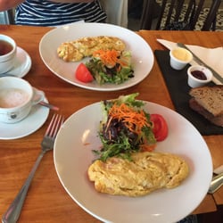 Les Petites Canailles - Yummy omelettes and tartine to share.