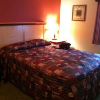 Whispering Woods Resort - Bedroom 2 with queen sized bed. - Resorts Near Me - Mount Hood Village, Oregon Whispering Woods Resort - Bedroom 2 with queen sized bed. - Resorts Near Me - Mount Hood Village, Oregon