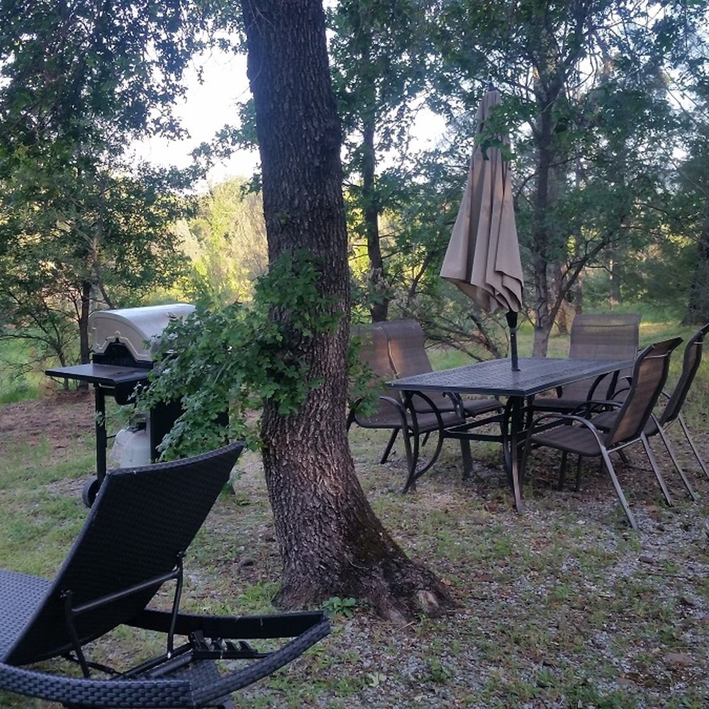 The Hope Inn - Plenty of room for outdoor grilling & dining - Hotels Near Me - Redding, California The Hope Inn - Plenty of room for outdoor grilling & dining - Hotels Near Me - Redding, California