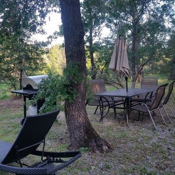 The Hope Inn - Plenty of room for outdoor grilling & dining - Hotels Near Me - Redding, California