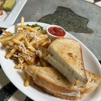 Big Island Brewhaus - Grilled Cheese & Garlic Fries - Breweries Near Me - Kamuela, Hawaii