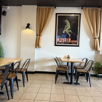 Smash Bros Bistro - Inside seating - Salad Near Me - Fresno, California