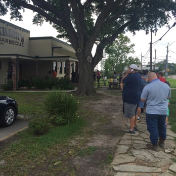 Killen's Barbecue - Line on Friday morning at 10:45am - Barbeque Near Me - Pearland, Texas Killen's Barbecue - Line on Friday morning at 10:45am - Barbeque Near Me - Pearland, Texas