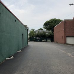 Toli's Wings & Things - The 'entrance' is in the back