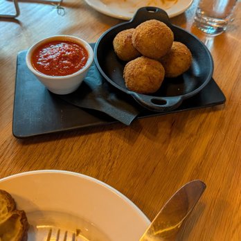 Mt Rubirosa - Arancini appetizer with marinara sauce - Italian Near Me - Aspen, Colorado Mt Rubirosa - Arancini appetizer with marinara sauce - Italian Near Me - Aspen, Colorado