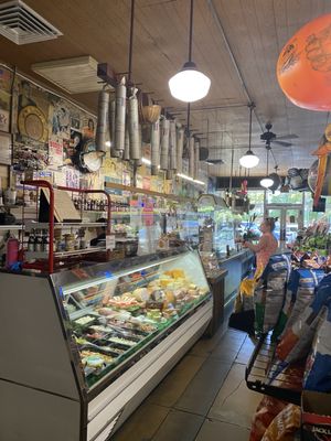 Giugnis Deli by null