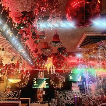 Oconee East Diner - The Christmas ambiance - Diners Near Me - Islip, New York