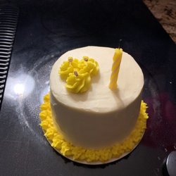 wilma bakes cakes - I Oder a vegan and gluten-free kale with Vanilla frosting and mocha. Yummy cake.