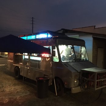 Tacos Ramirez - a food truck parked in front of a restaurant - Tacos Near Me Tacos Ramirez - a food truck parked in front of a restaurant - Tacos Near Me