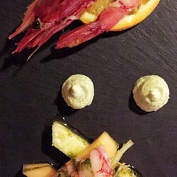 Bistrò Toc Toque - "Crudo di gamberi rosé marinati all'arancia con batonette di ananas, melone e salsa guacamole".