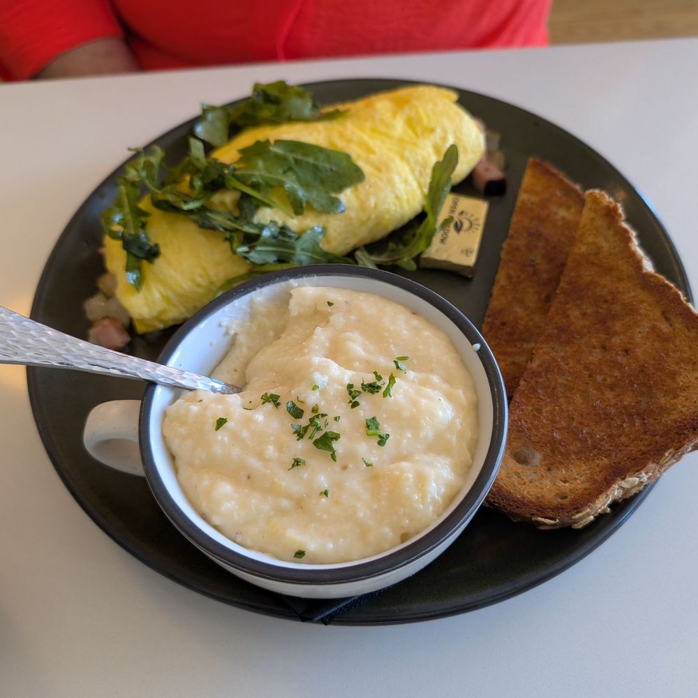 Ham & Gruyere Omelet and cheesy grits