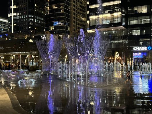 Klyde Warren Park by null