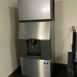 Lighthouse Inn On Lake Michigan - Manitowoc ice machine and dispenser at hotel