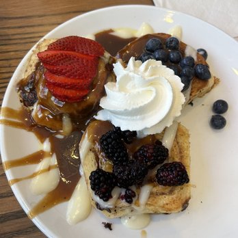 Another Broken Egg Cafe - Cinnamon Roll French Toast - Cafes Near Me - Atlanta, Georgia