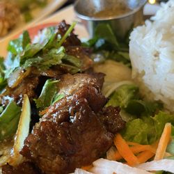 Pho Nom Nom - Vietnamese Shaking Beef - seasoned sear cubed beef - One of my Vietnamese favorite dish.