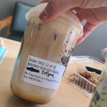 Mo Mo Tea - I didn't add "extra" toppings. I'm not sure why they completely took out the pearls from a drink advertised to have them. - Bubble Tea Near Me - Englewood, Colorado
