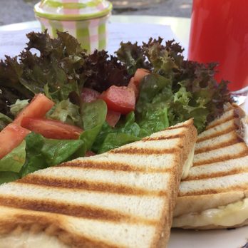 Zuckerbaby - American grilled cheese Sandwich mit Knoblauch dazu Salat mit Dressing - Cafes Near Me - Berlin, BE