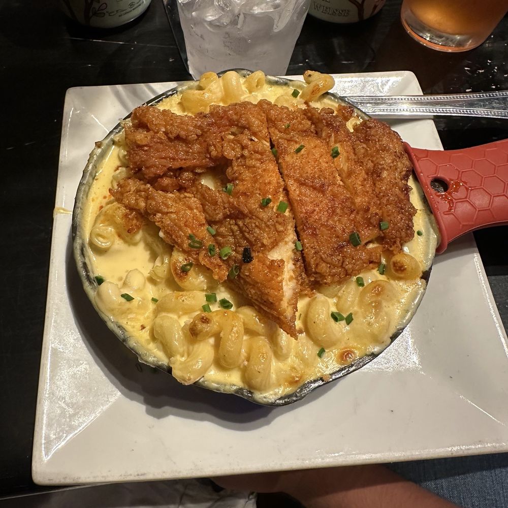 Mac n' Cheese Topped with Hot Chicken Mac n' Cheese Topped with Hot Chicken