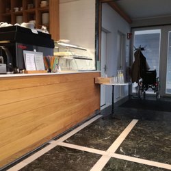 Café Aline - Tresen und Eingangsbereich der