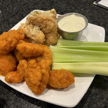 Fox & Hound - Schaumburg, IL - Boneless Wings - garlic Parmesan and Buffalo sauce - American Near Me - Schaumburg, Illinois