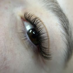 Siren & Sailor Lash Studio - Hybrid lash extensions with brown lashes
