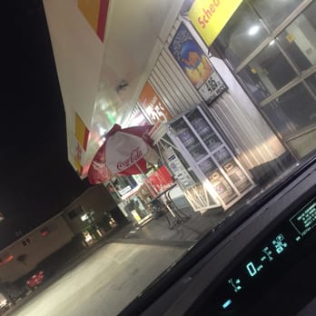 Shell - Cashier Nicholas was kind: He looked under the counter to find his favorite pomegranate white me tea for me.  Astounding! - Gas Stations Near Me - Los Angeles, California