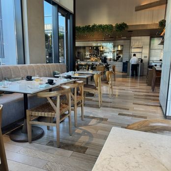 San Laurel - Lots and lots of empty tables yet still a 20 minute wait to be seated. - Spanish Near Me - Los Angeles, California San Laurel - Lots and lots of empty tables yet still a 20 minute wait to be seated. - Spanish Near Me - Los Angeles, California
