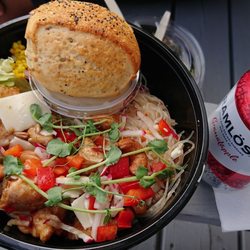 Citysallad - Entry no 1, chilli marinated chicken fillet, rice noodle, cashew nuts and Italian cheese. It was amazing!