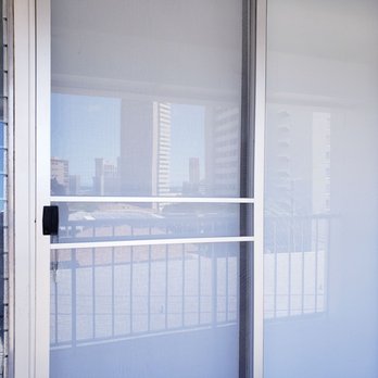 Shades West - Cordless Solar Screen 5% Flow in Polar White. The view from outside; proof of privacy. - Shutters Near Me - Honolulu, Hawaii Shades West - Cordless Solar Screen 5% Flow in Polar White. The view from outside; proof of privacy. - Shutters Near Me - Honolulu, Hawaii