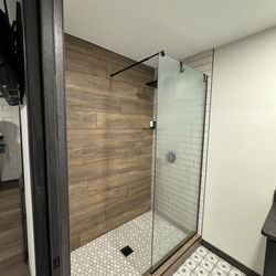 River View Lodge - Shower area with additional shampoo, conditioner, and body wash.