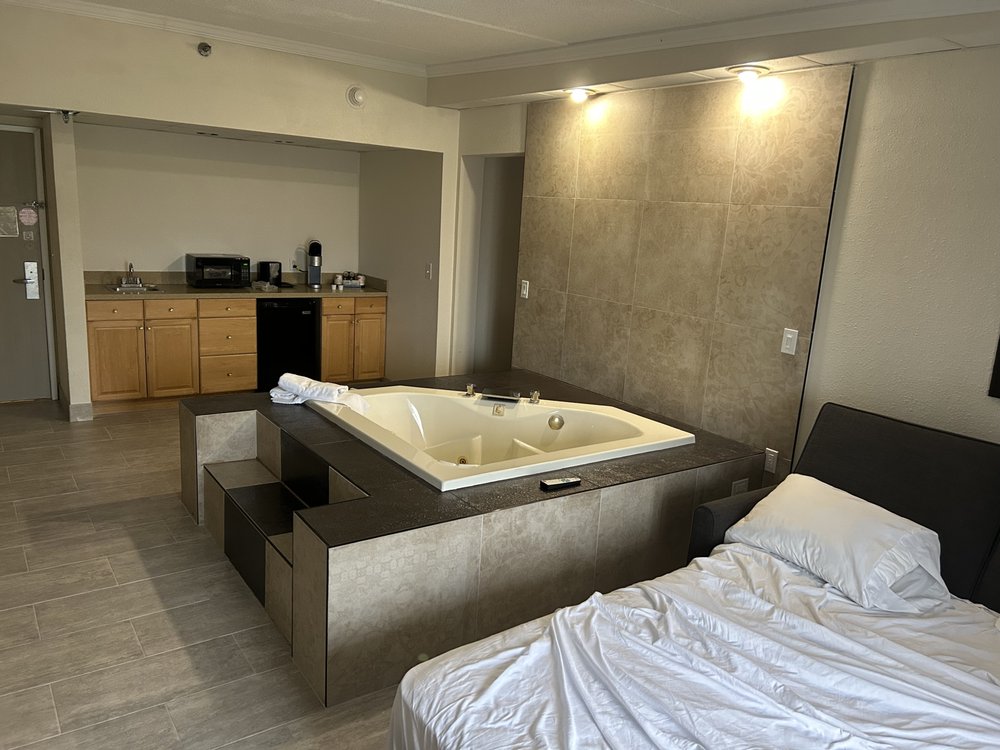 QUALITY HOTEL & SUITES AT THE FALLS 113 Photos & 82 Reviews 240