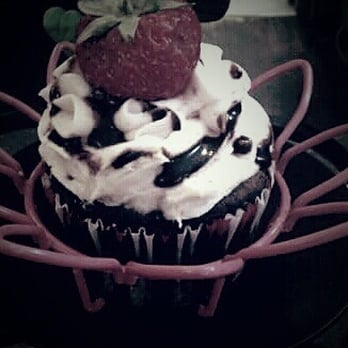Cupcakes and Kisses - Cupcake with fresh berries. - Cupcakes Near Me - Holly, Michigan