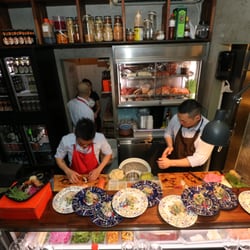 Itamae Izakaya - Febril aktivitet i köket - du kan sitta vid disken och äta och titta på!