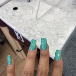Linhs Nails - Before