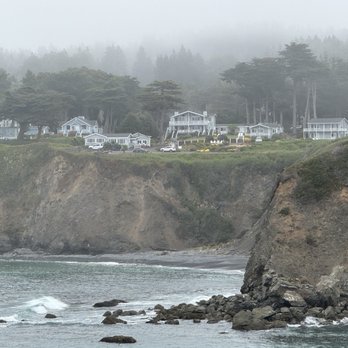Sea Rock Inn - Looking back at SeaRock from our walk - Bed & Breakfast Near Me - Mendocino, California