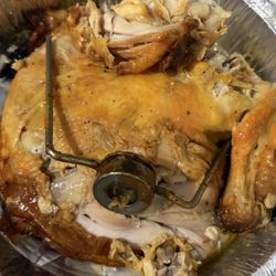 Malecon Restaurant - El metal que me llego en el pollo estaba dentro lo saque cuando quería servir la cena