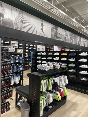 DICK'S Sporting Goods by null