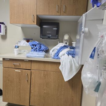 Adventist Health Bakersfield - Dirty ER room - Medical Centers Near Me - Bakersfield, California Adventist Health Bakersfield - Dirty ER room - Medical Centers Near Me - Bakersfield, California