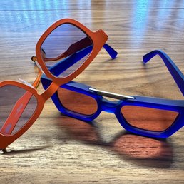 Orange Etnia frames with blue transition lenses Blue Kirk&Kirk frames with rose transition lenses Orange Etnia frames with blue transition lenses Blue Kirk&Kirk frames with rose transition lenses