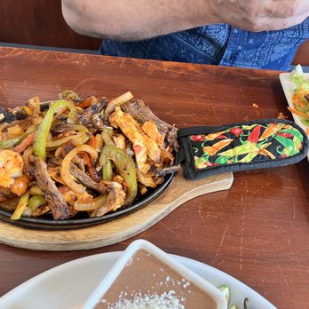 La Villa Grill & Bar - Fajita mixtas - Mexican Near Me - Portland, Oregon