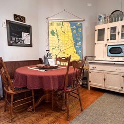 Hamilton House Hideaway B&B - Have a 'Historic' stay at the Lockport "Hideaway" BnB Guest House.  Filled with Illinois I&M canal and Rt 66 History.