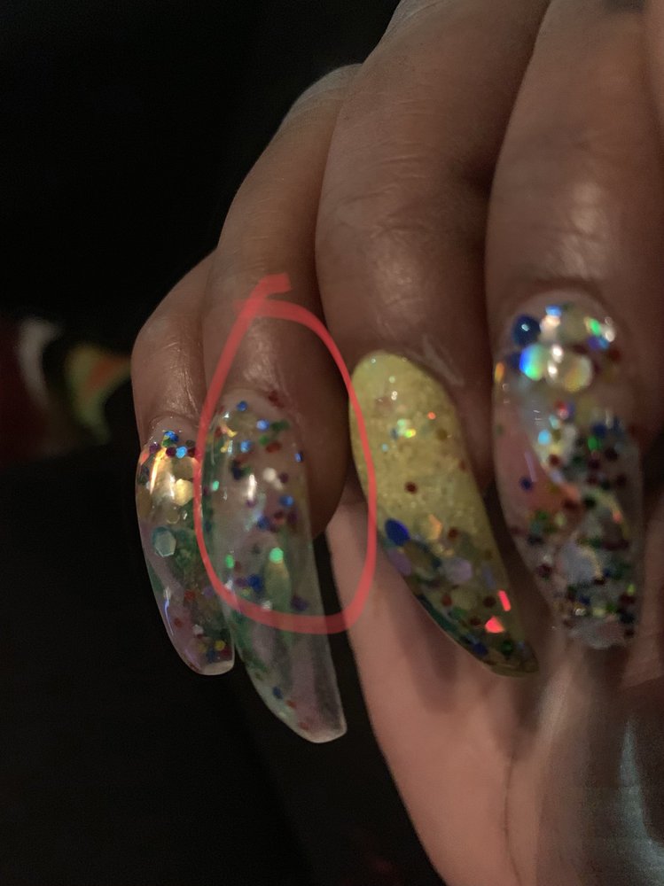 Lucky Nails Logo