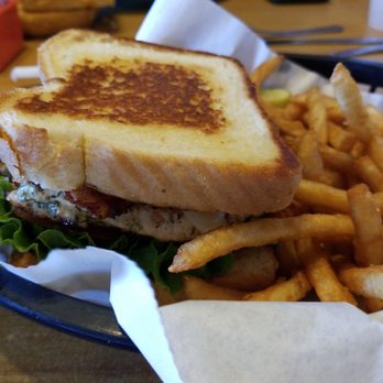 EJs Cotton Pickin Dive - Grilled  chicken sandwich - American Near Me - Stanton, Texas